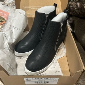 Women’s Journee Shoes size 8.5